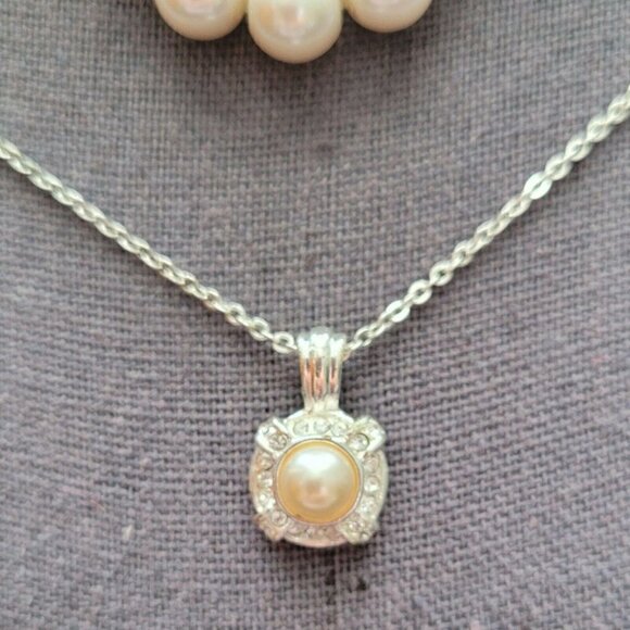 Vintage Roman Pearl Pendant & Chain Triple Strand Bracelet Glass Pearls Elegant - Picture 2 of 10